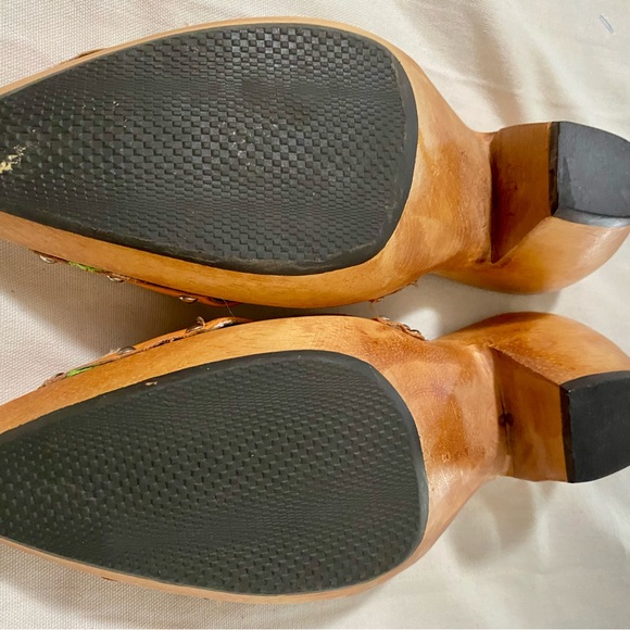 Wooden clogs with colorful crocheted flowers. - Picture 5 of 5